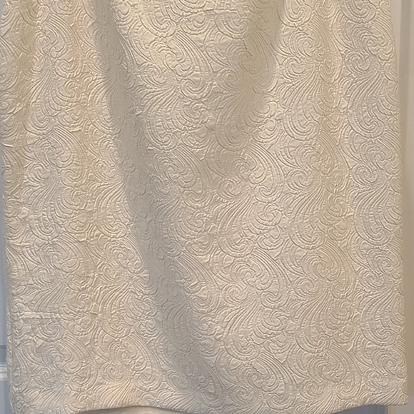 Polyester embossed print creme skirt - Picture 2 of 4